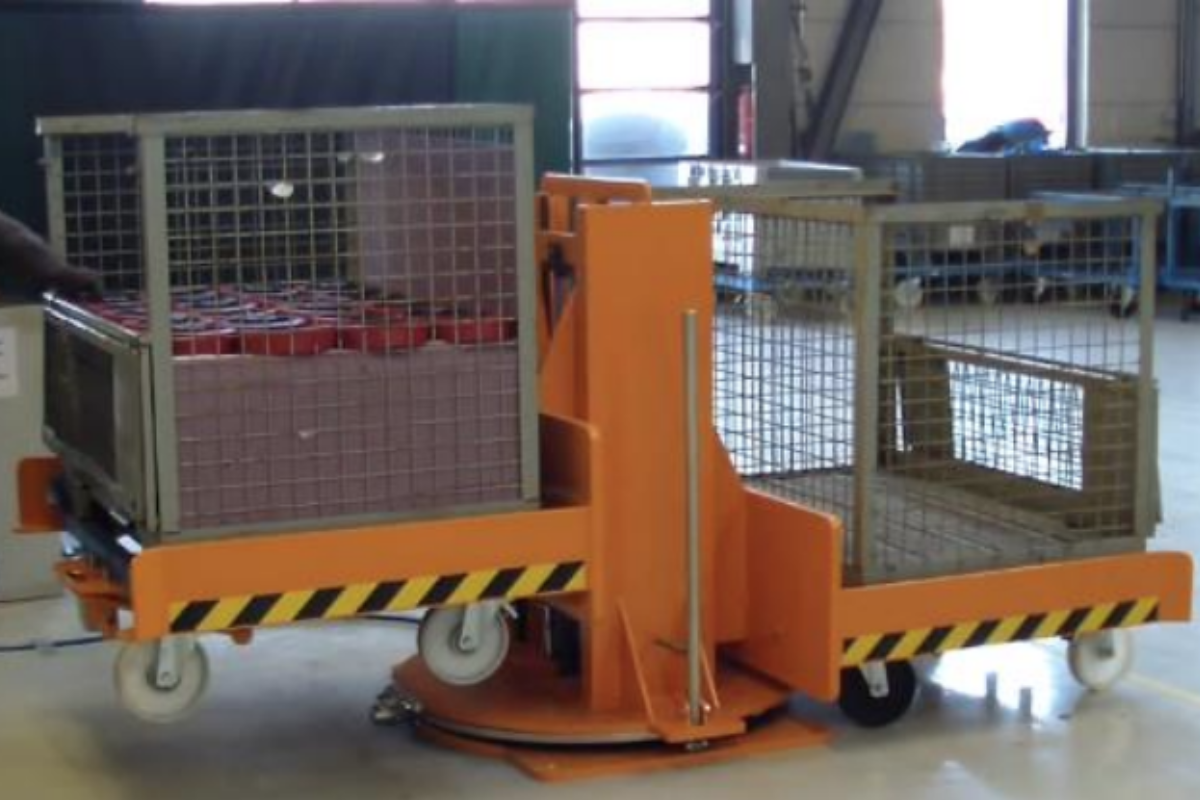 Materialentnahme an ergonomisch angehobener Hub-Dreh-Vorrichtung