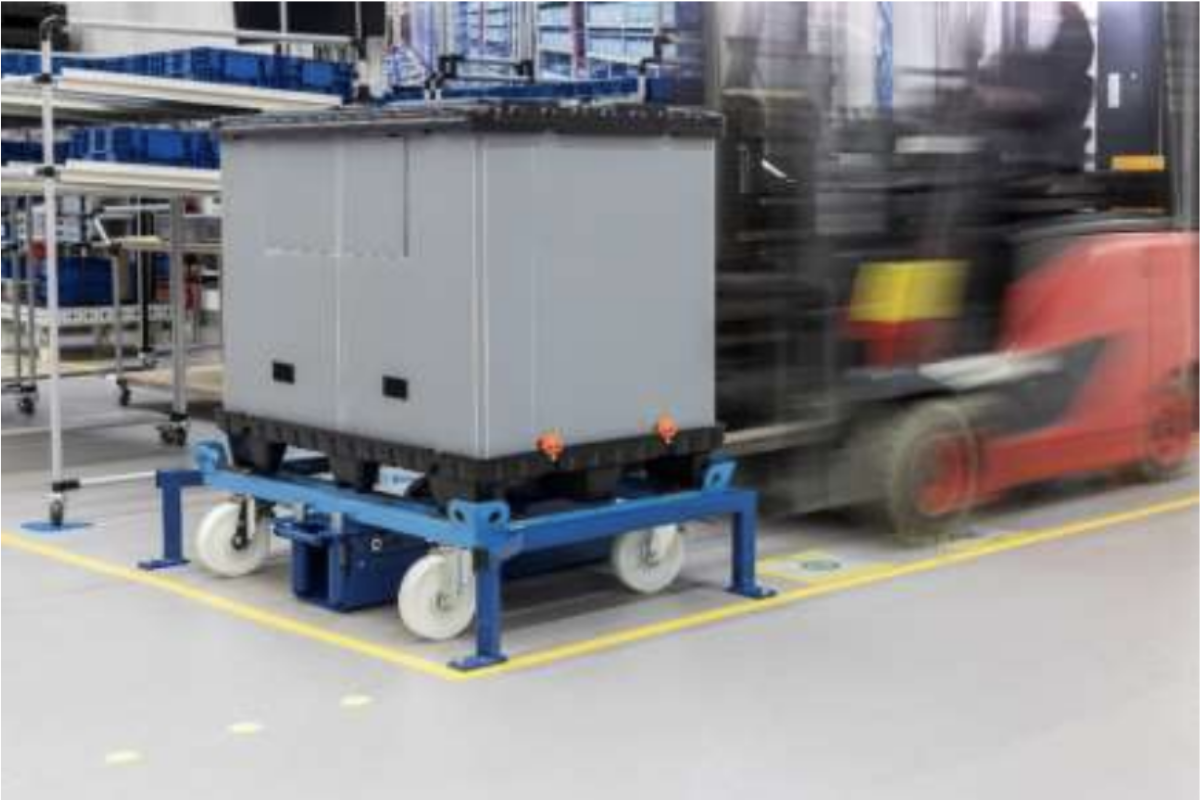 Trolley wird über den Rahmen präzise in die Dockingstation geführt