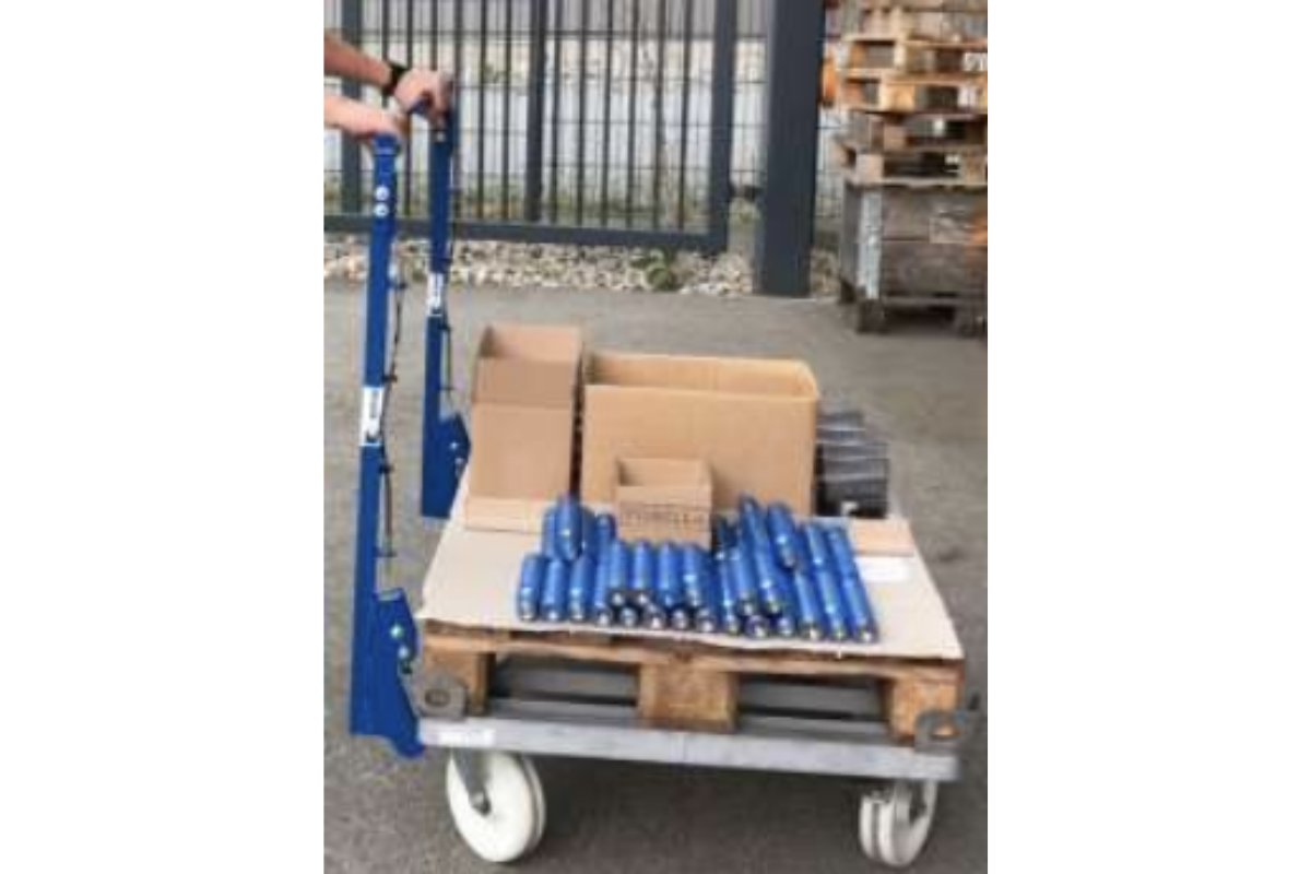 Trolley mit Bügelgriffen in Querrichtung geführt