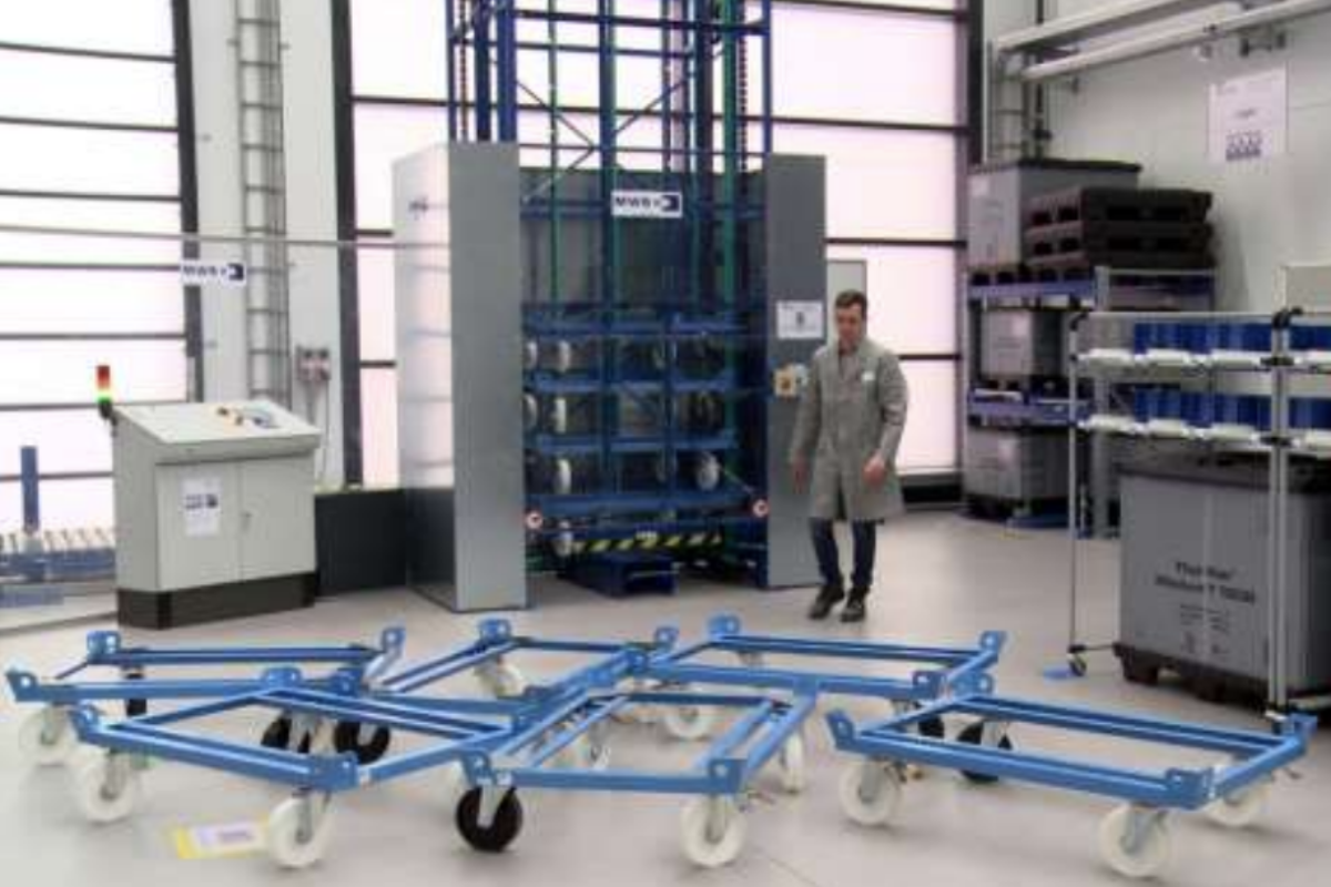 Trolleystore mit mehreren freiliegenden Trolleys