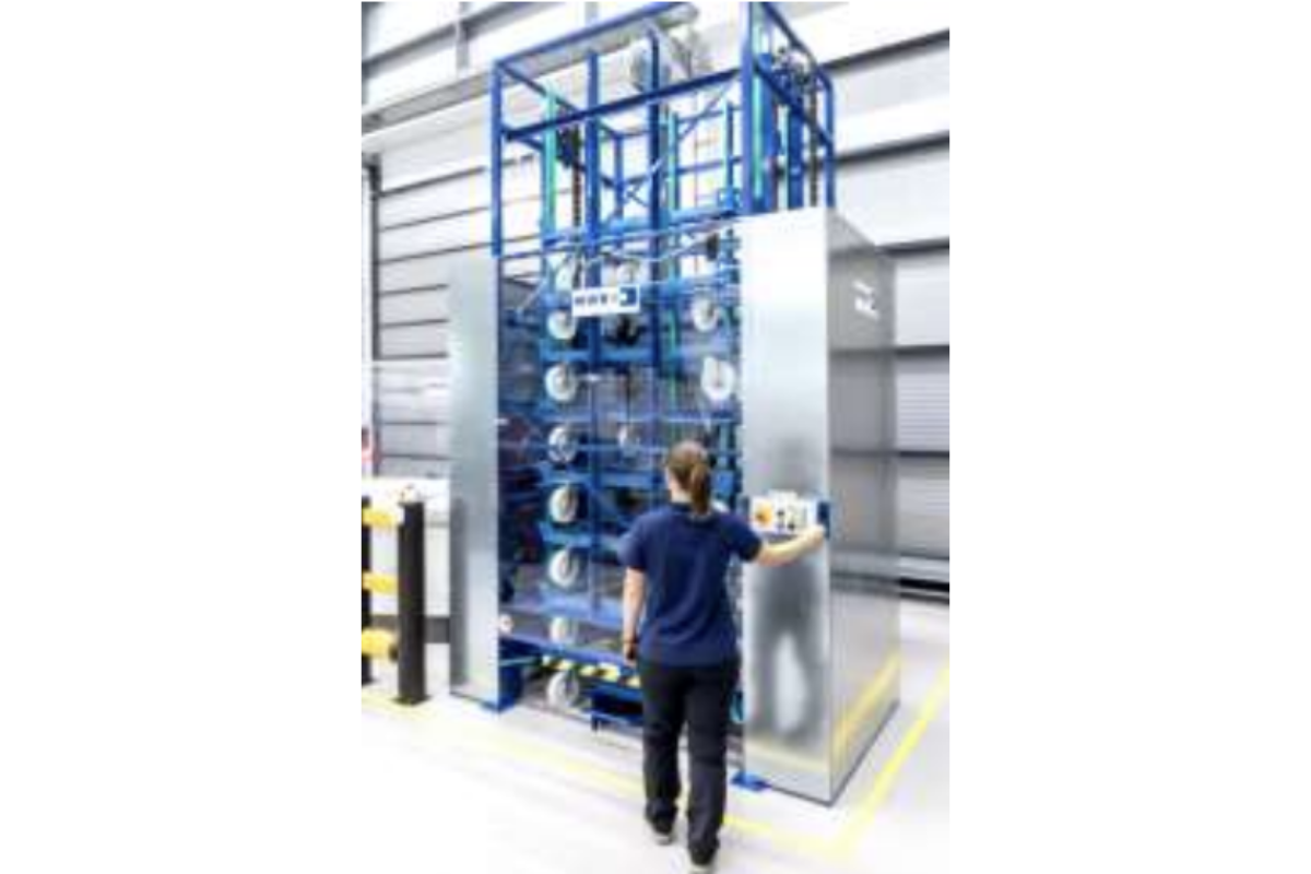 Elektrischer Lagerturm Trolleystore mit eingelagerten Trolleys auf Knopfdruck